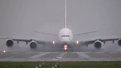 Aereo della Emirates usa la tecnica del granchio per l'atterraggio