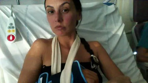 "Sono stata picchiata e stuprata da 3 stranieri. La mia storia deve d'aiuto a tutte le donne"