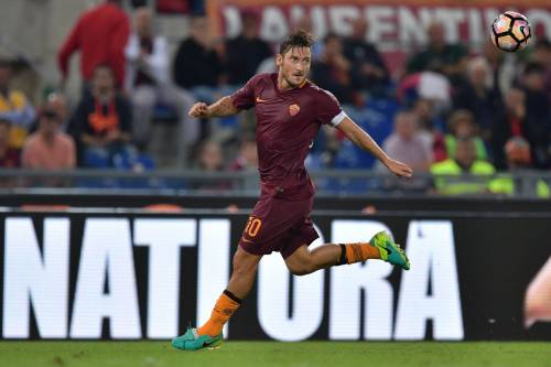 Roma, Totti compie 40 anni: Leo Messi elogia il capitano giallorosso