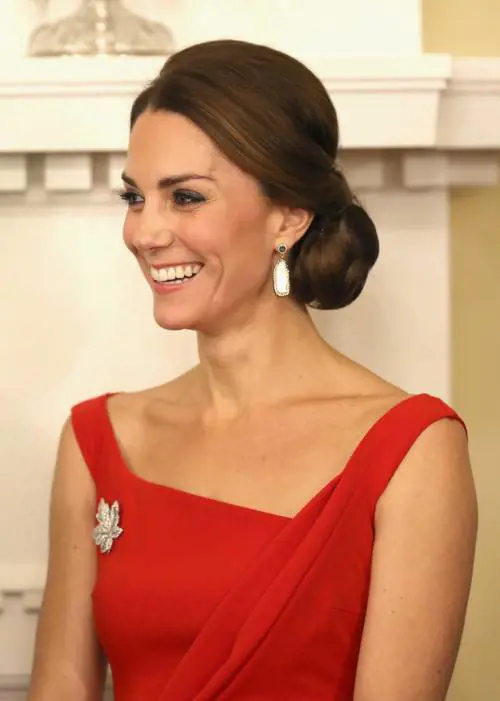 Kate in rosso incanta il Canada