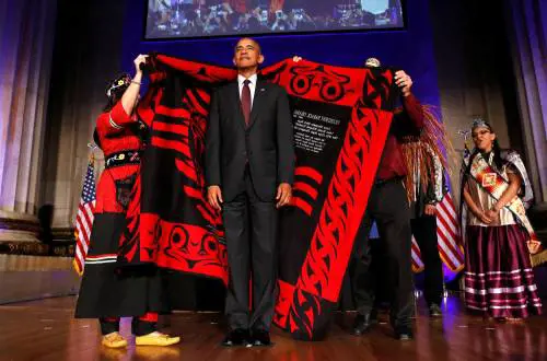 Obama-Aquila Nera, saluto in costume ai nativi americani 