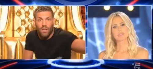Russo cerca di rialzarsi dal tappeto: "Sono diverso da come si è visto in tv"
