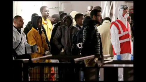 Rovigo, il sindaco tassa le coop: "Datemi 5 euro a migrante"
