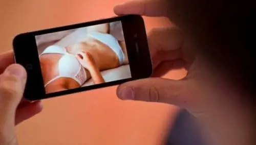 Violentata, picchiata e filmata durante il sesso. Ora la donna si ribella, ma lui la minaccia