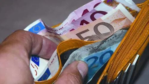 Perde portafogli con 33mila euro, un uomo lo restituisce