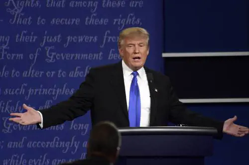 Per conquistare i moderati niente toni duri per Trump