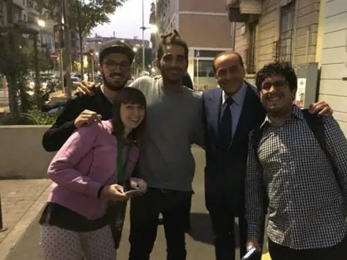 Berlusconi con gli attuali inquilini della sua vecchia casa all'Isola