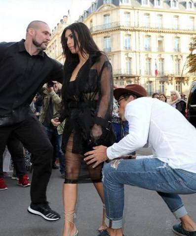 Kim Kardashian aggredita da un ucraino che ha tentato di morderle il lato b