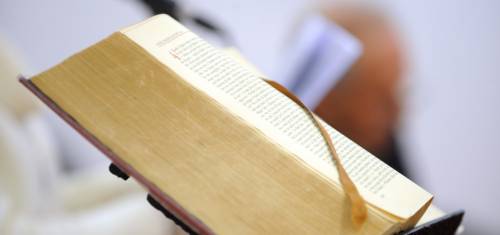 Francia, maestro sospeso perché legge la Bibbia in classe