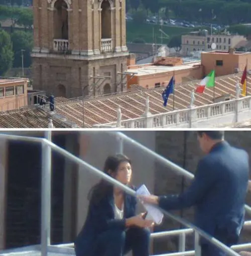 Virginia Raggi fotografata sul tetto del Campidoglio