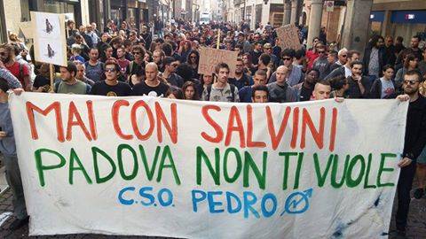 Lancio di uova contro Salvini. "Prendi, sono di Esselunga"