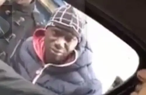 La denuncia del migrante: "Mi hanno rubato il pisello"