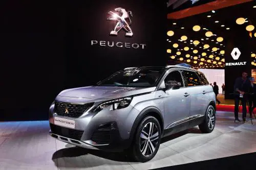 La "grandeur" non manca: padroni di casa aggressivi