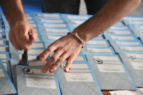 Schede mai arrivate e istruzioni sbagliate: ancora caos sul voto all'estero
