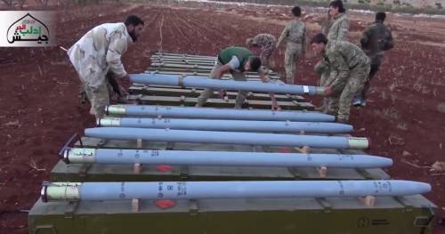 Siria, la Coalizione consegna lanciarazzi d'artiglieria ai ribelli