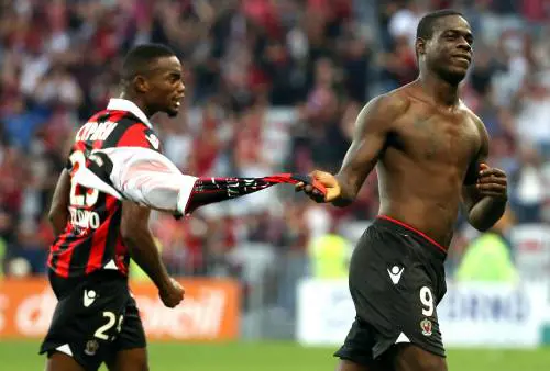 Balotelli croce e delizia: segna, regala la vittoria al Nizza e si fa espellere