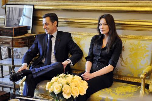 "Sarkozy 'fissato' col seno della Bruni. Ne parlava ai ministri"