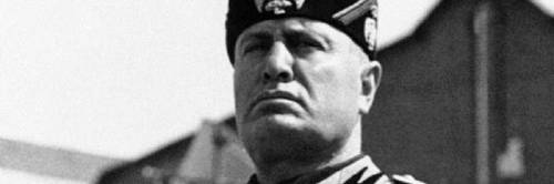 Treviso, iniziativa choc in libreria: un volume su Mussolini appeso a testa in giù