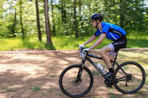 Ciclista litiga con pedone: multato per le bestemmie