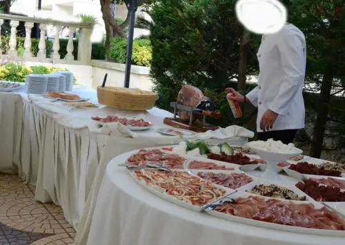 "Troppe mosche". E il cameriere spruzza l'insetticida sul buffet