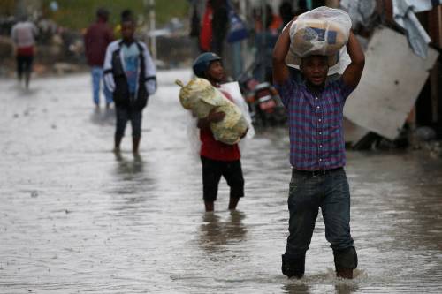 Caraibi, l'uragano Matthew spazza Cuba e Haiti e spaventa la Florida