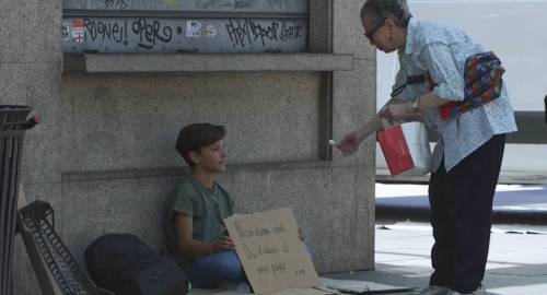 Milano, il mendicante che non chiede soldi ma fiducia 