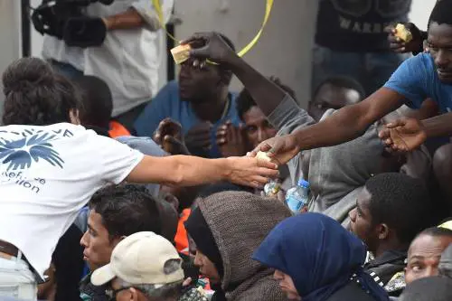 "Agli italiani i 35euro dei migranti". Ma in aula il Pd vota contro