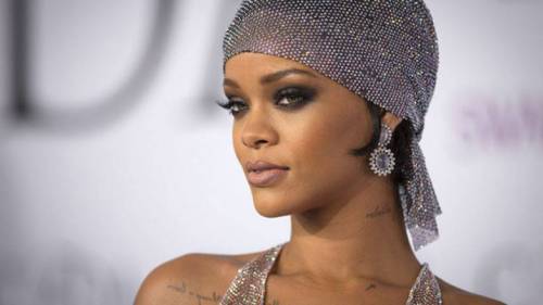 Rihanna cambia look e sfoggia su Instagram decine di dreadlocks