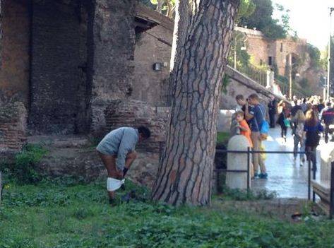 Roma, uomo fa i bisogni a piazza Venezia: i turisti lo fotografano