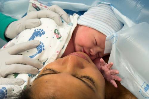 Mamma abbraccia il bimbo dopo il parto, costretta a pagare 39 dollari