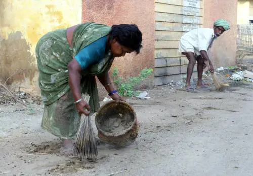 India, scioperano i paria: carcasse di vacche in strada