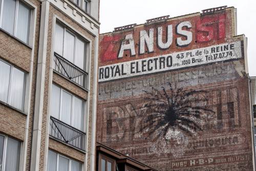 Pene gigante su palazzo: il murales divide il Belgio