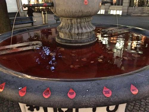 Mestruazioni taboo: fontane a Zurigo diventano rosse