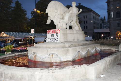 La protesta "mestruale" colora di rosso le fontane di Zurigo