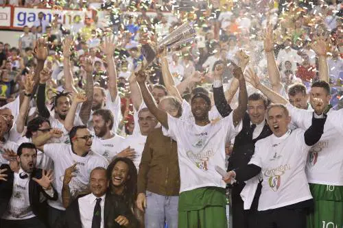 Siena dal fallimento alla gogna sportiva. Cancellati 2 scudetti