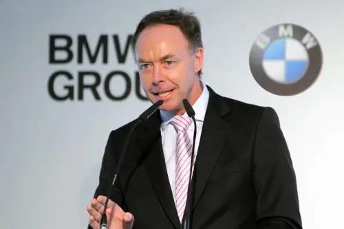 "Auto elettrica, chi è indietro rischia"