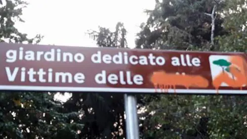 Vandalizzato con "falce e martello" cartello per le della vittime delle Foibe