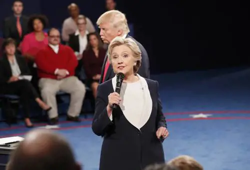 Secondo duello in tv. Trump: "Ti manderò in galera". Clinton: "La Russia vuole Donald"