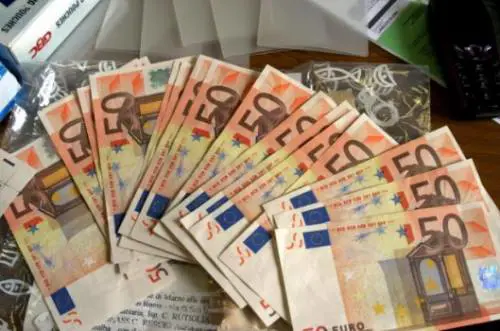 Parigi, autista trova 15mila euro sul bus e li consegna alla polizia
