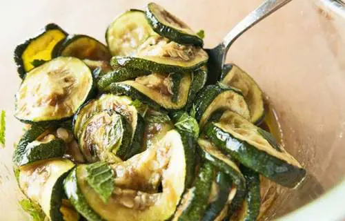Le zucchine alla scapace: un antico contorno napoletano