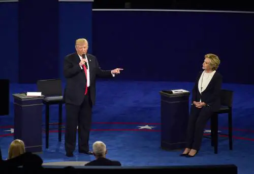 Trump non è spacciato e insegue la Clinton