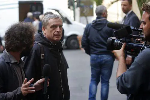 La minoranza minaccia: questa è la tua battaglia. Poi si piega al segretario