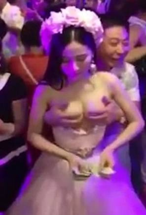 Cina, la sposa si fa toccare e baciare il seno in cambio di soldi