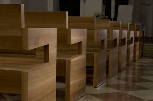 "Padre, mi benedica", donna in chiesa si spoglia davanti al prete