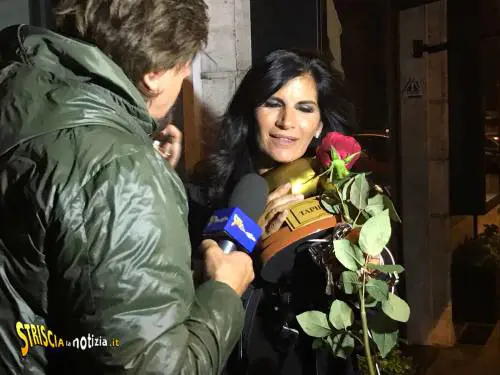 GF Vip: Pamela Prati riceve il Tapiro d'Oro