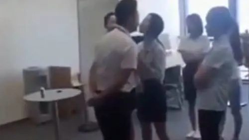Pechino, capo d'azienda costringe le lavoratrici a baciarlo