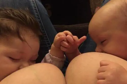 Donna allatta i bimbi: Fb le chiude il profilo