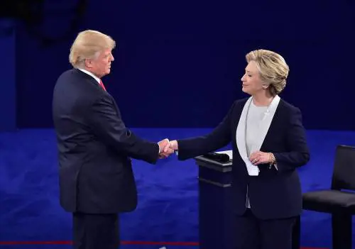 Assange rivela le manovre della Clinton per destituire Trump