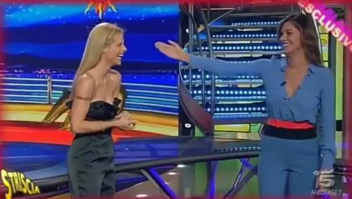 Belen: "La Hunziker è una m...". Fuori onda a Striscia la Notizia