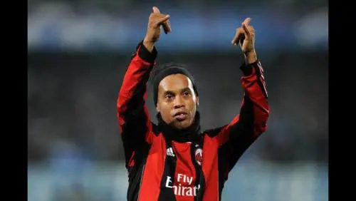 Ronaldinho si schiera dalla parte di Bolsonaro: il Barcellona lo punisce